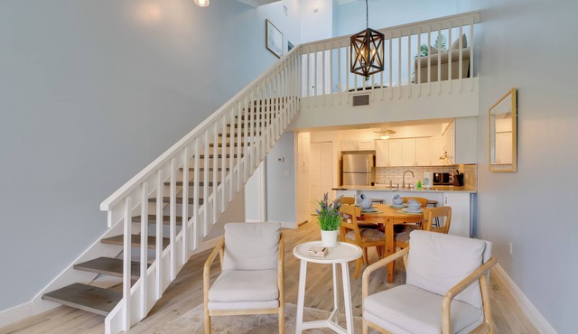 7 Mi to River District & Beach: Fort Myers Retreat