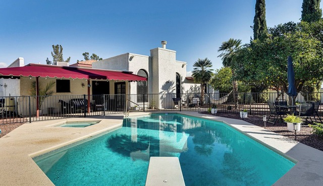 7 Mi to Sabino Canyon: Poolside Oasis w/Mtn Views