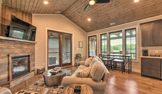 7 Mi to Ski Sapphire Valley: Cottage w/Fire Pit