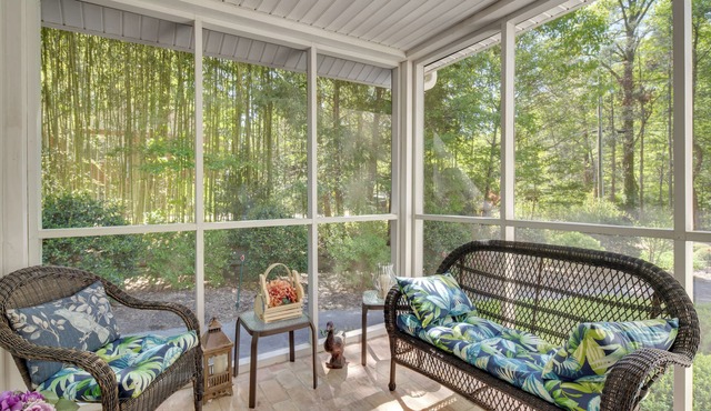 7 Mi to The Biltmore: 'Le Canard' Cottage w/Porch