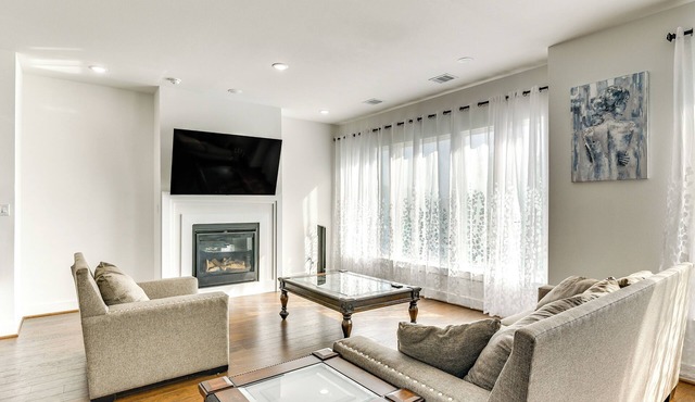 7 Mi to The Galleria: Modern Home w/Fenced Yard