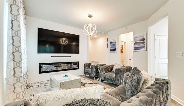 7 Mi to Uptown - Pet-Friendly 2-Story Townhome!