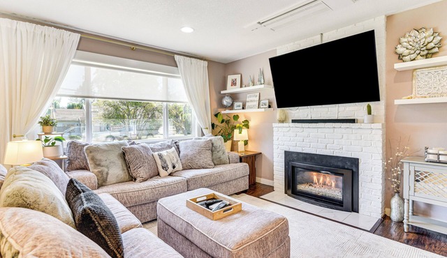 7 Mi to Vancouver Waterfront: Sleek Home w/Yard!