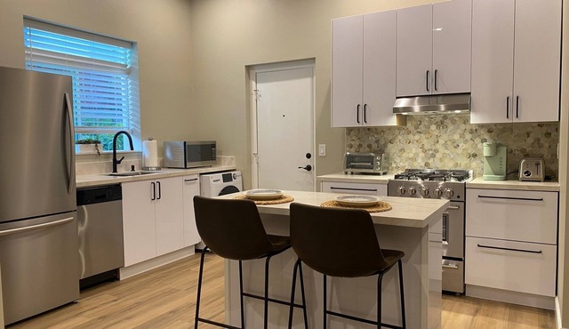 7-Mile to Del Mar Beach, Private Studio, AC, Full Kitchen, In-Unit Washer/Dryer