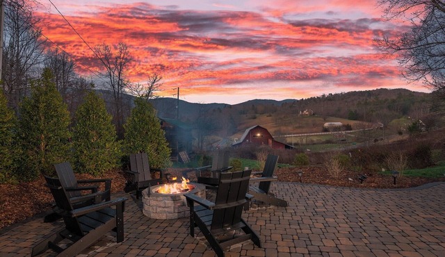 7 Miles to DT AVL, Hot Tub, Mountain View, Fenced Yard, Pet-Friendly