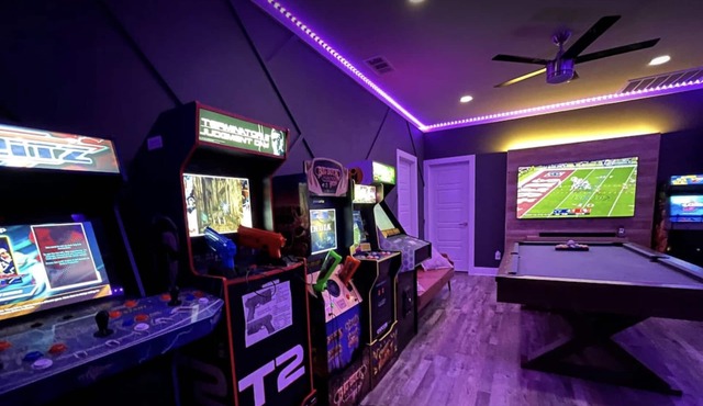 7 min Dtown | Arcade | Hot Tub | Pool |