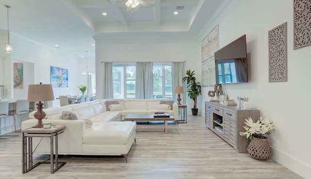 7 min to Beach ~ Bikes ~ Outdoor Dining Area