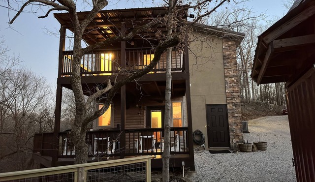 7 Min. to Downtown Bolivar- River Frontage-Remote & Relaxing, Kayaks & Hot Tub