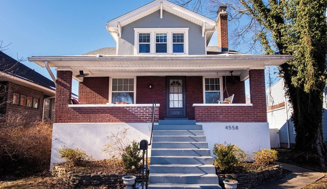 7 min to KY Derby-Sleeps 10! Fitness Room, Fully Fenced Yard