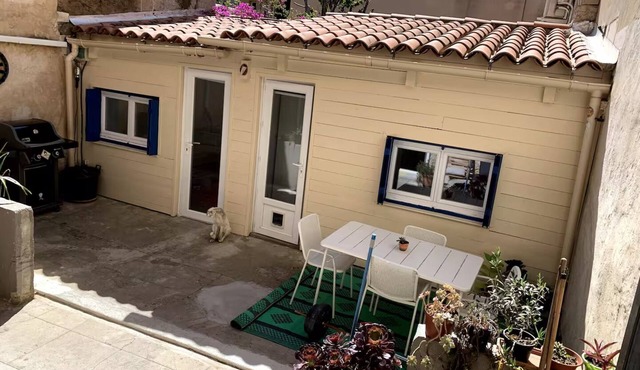 7 min to La Plaine – private apartment with private patio