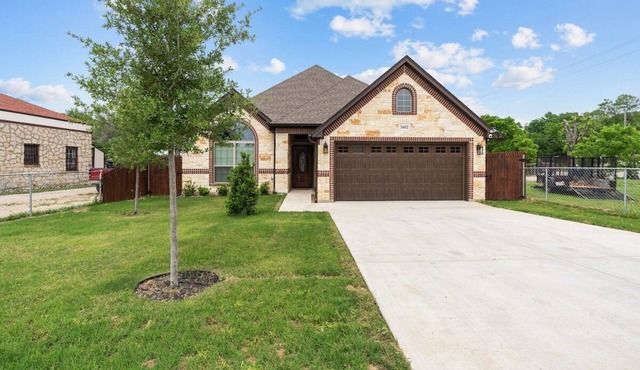 7 min to Stockyards: Spacious, Cozy & Stylish Home
