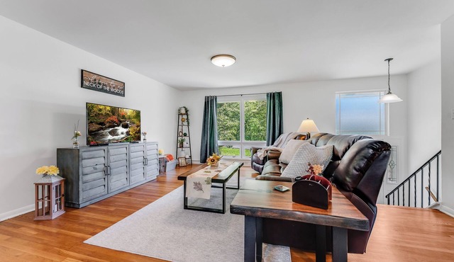 *7 Min to WVU*Private Deck*Game Room*Full Kitchen*W/D