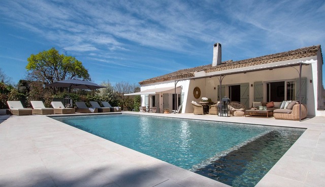7 min walk from Valbonne village. Full AC & recently renovated, with pool.
