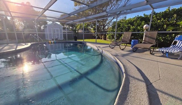 7 mins From Beach. Pool House. n5 bdrms 2 bath. Great for Big Families.