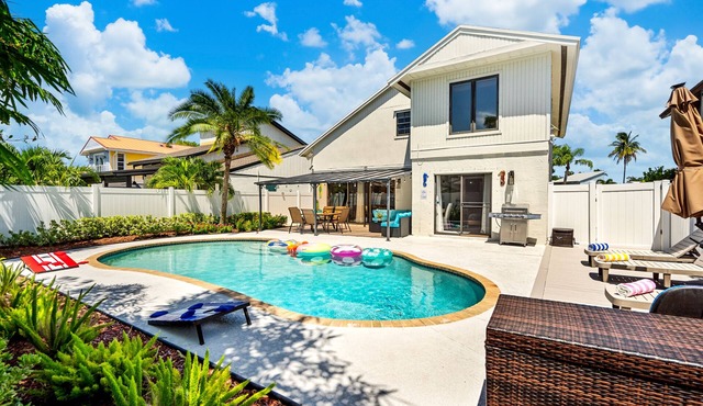 7 Mins to Beach & Atlantic Ave Heated Pool Fun Backyard!