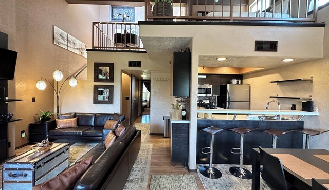 7 Mins to Lake Tahoe Beaches, 3 Mins to Heavenly Ski Slopes! Breathtaking Views!
