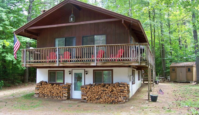 7 mins to Storyland! Dog Friendly! Private, Cozy Chalet!