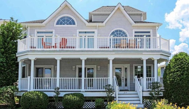 7 minute walk to beach, sleeps 12, great for families!