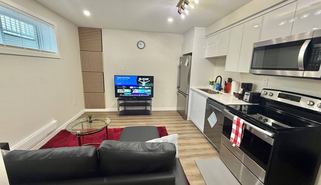 7 minutes drive from the airport. One bedroom cozy apartment.