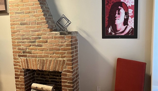 7 minutes from Baltimore Inner Harbor! Cozy & Chic Rowhome with a Fireplace!