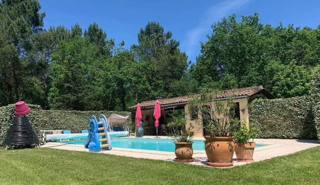 7 minutes from Lac de Maubuisson, 15 from CARCANS page