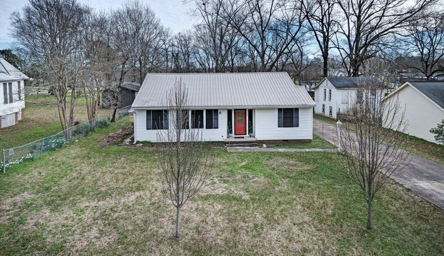 7 minutes from Providence Farm, MS Blues Trail and The Petrified Forest!