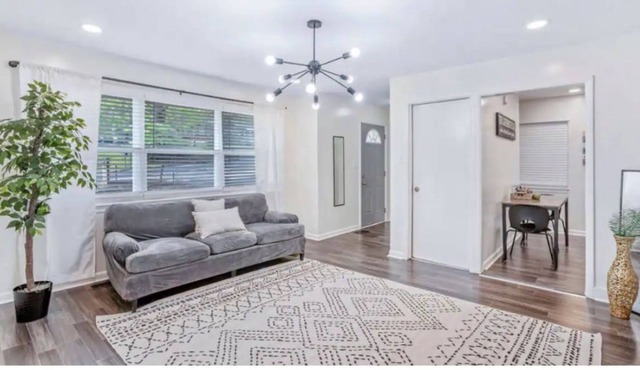 7 minutes to airport| Vibrant Modern Farmhouse| sleeps 5