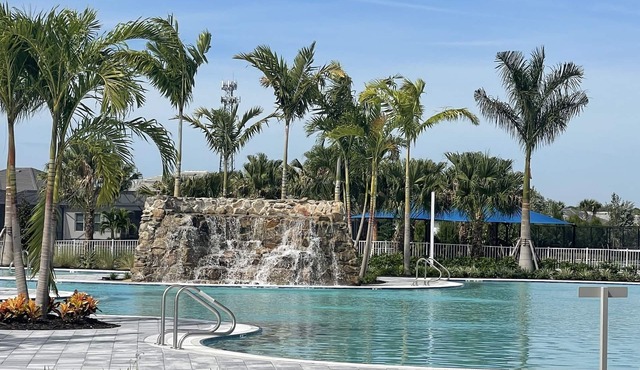 7 minutes to Beach. Pools, pickleball, fitness center. bar and restaurant