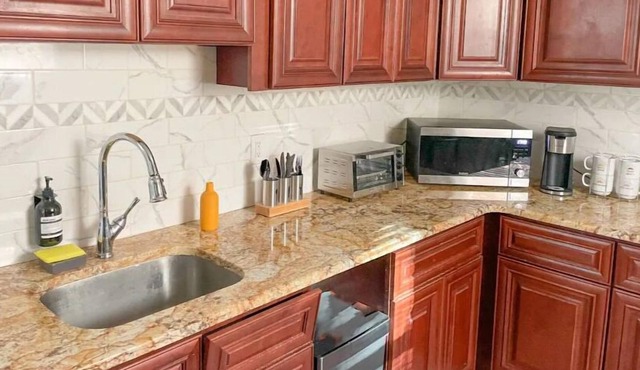 7 Minutes to Center City Philadelphia! Entire Apartment!