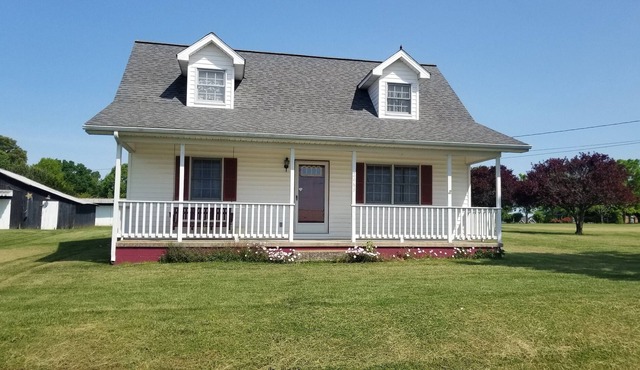 7 minutes to Conley Bottom Boat and Camping at Lake Cumberland.Family size home