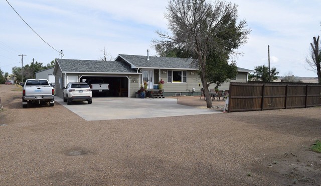 7 minutes to dredge cuts. 15 minutes to fort peck marina. Hunters paradise.