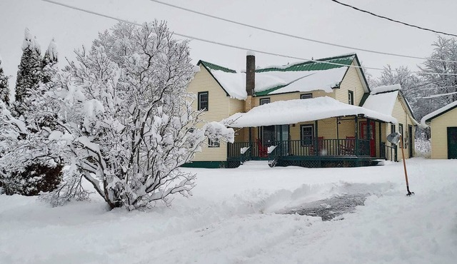 7 minutes to Gore Mountain skiing, 4 bdrm, sleeps 10