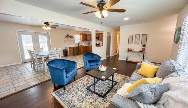 7 minutes to shopping and entertainment. Quiet farmhouse close to city w/pool.