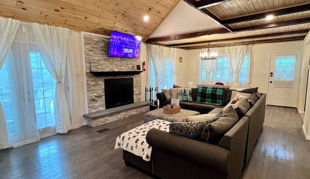 7 minutes to the Lake/Beach! Spacious 4BR Cabin with game room, fire pit & deck