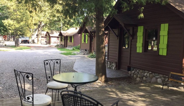 7 Modernized Cozy Cabins Together On The Platte River!