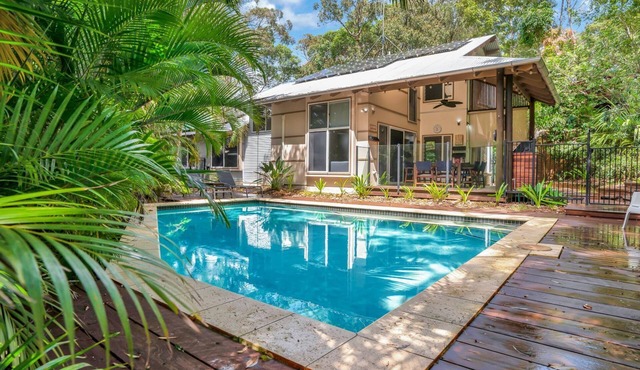 7 Naiad Court - Rainbow Shores. Swimming Pool and Walk To Beach. Aircon. Wi-Fi.