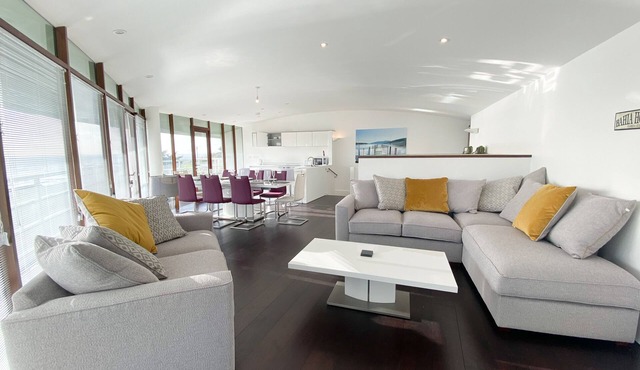 7 Ocean Point - 3 Bed | Sea View | Near Beach