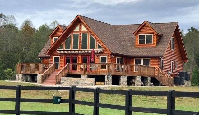 7 person new HOT TUB at Stunning Log Cabin 4 bed 4 full bath 5 min to TI
