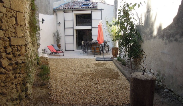 7-person vacation home with reversible air conditioning and outdoor courtyard in the Luberon