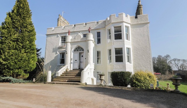 7 PRESS CASTLE, family friendly, with open fire in Coldingham