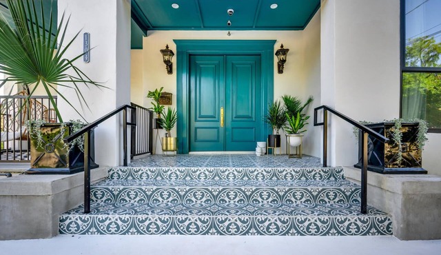 7 Private Suites, Sleeps 25, Close to UT Stadium!