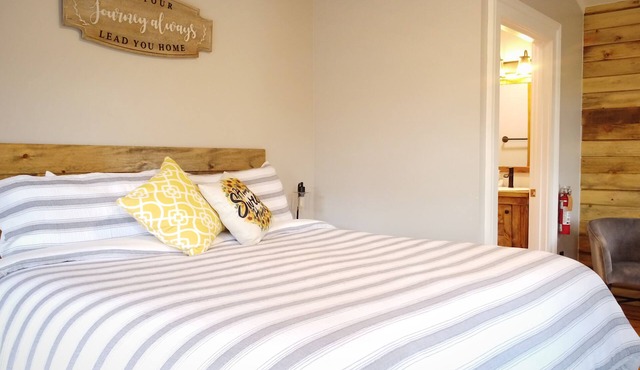 #7 Quaint Room in Historic Inn, Sunflower Spot