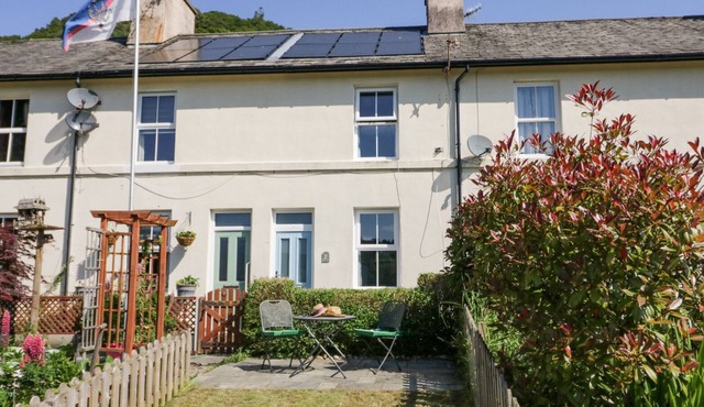 7 RAILWAY COTTAGES, pet friendly, with open fire in Newby Bridge