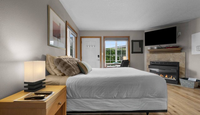 7 Sandpiper Pier: Walk to Beach | Coastal Charm | Dog-Friendly
