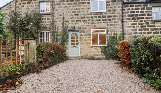 7 SCARAH BANK COTTAGES, pet friendly, with a garden in Ripley