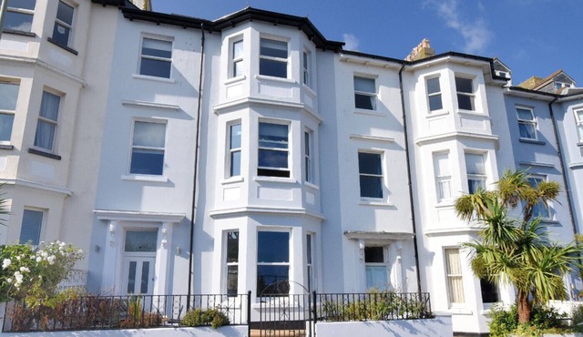 7 SEAFIELD ROAD, pet friendly, with a garden in Seaton, Devon