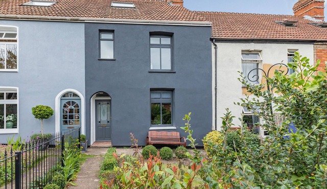 7 SEVERN TERRACE, pet friendly, with open fire in Watchet