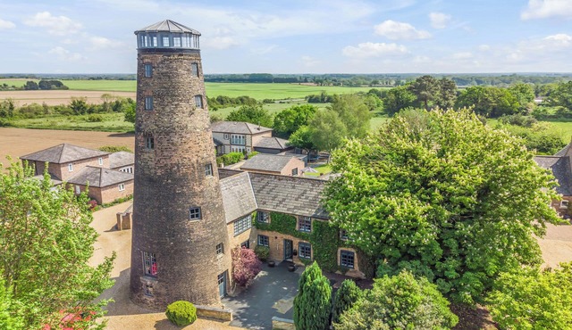 7 Storey Listed Windmill, dog friendly with outdoor pool & bbq