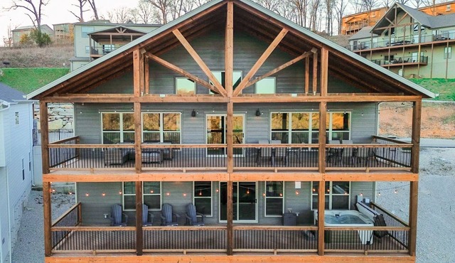 7-Suite Lodge Private Hot Tub & Game Room Near SDC