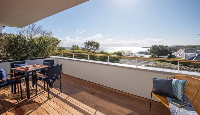 7 THE BAY - modern sea view coastal apartment